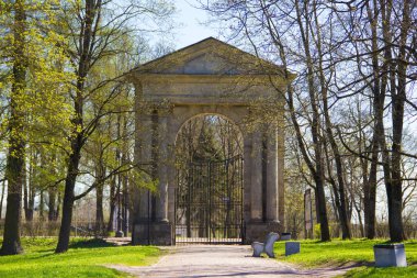 Parkta Gatchina Admiralty gates. Mayıs 2018. Gatchina, Leningrad region, Rusya Federasyonu