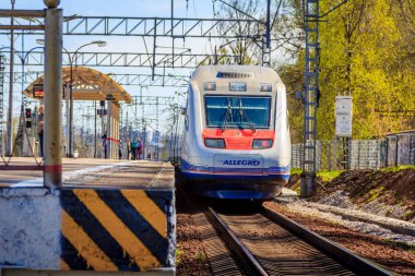 Rus elektrikli tren rayları üzerinde. Rusya, istasyonu Pargolovo, 8 Mayıs 2018