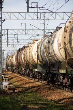 Rus elektrikli tren rayları üzerinde. Rusya, istasyonu Pargolovo, 8 Mayıs 2018