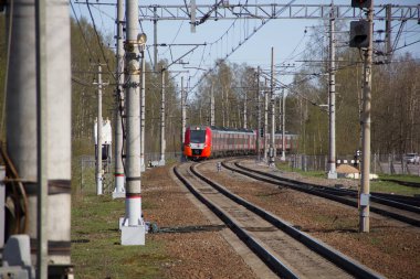 Rus elektrikli tren rayları üzerinde. Rusya, istasyonu Levashovo, 8 Mayıs 2018