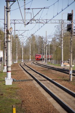 Rus elektrikli tren rayları üzerinde. Rusya, istasyonu Levashovo, 8 Mayıs 2018