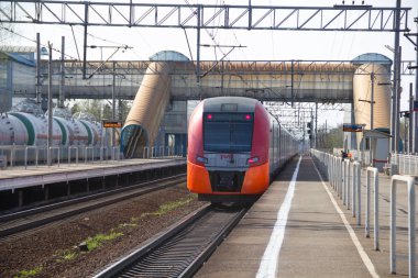 Rus elektrikli tren rayları üzerinde. Rusya, istasyonu Levashovo, 8 Mayıs 2018