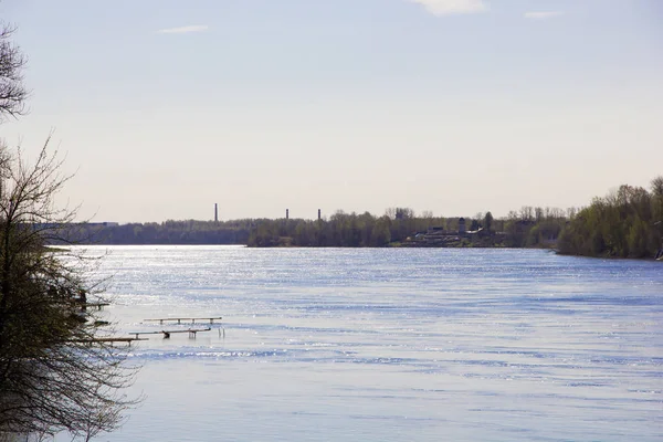 Neva Nehri Şehir sınırlarında yer alır. Güneşli havalarda nehirde. Bahar Nehri