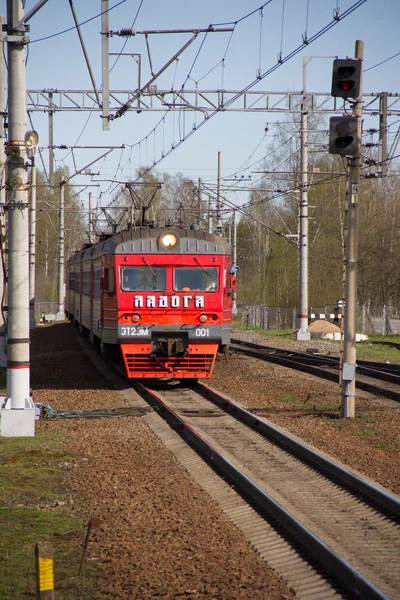 レールの上ロシアの電車 ロシア Levashovo 2018 ストック写真