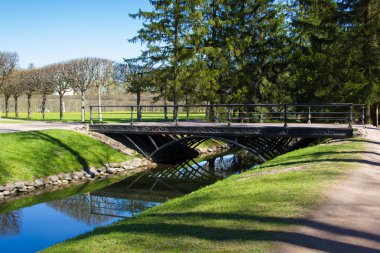 Parkta küçük bir nehir Köprüsü