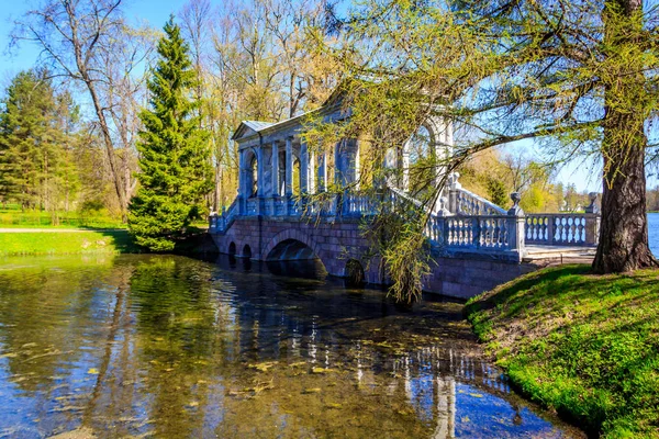 Pushkin mermer Köprüsü. Eski köprü. Rusya, Leningrad bölgesinde. Mayıs 2018