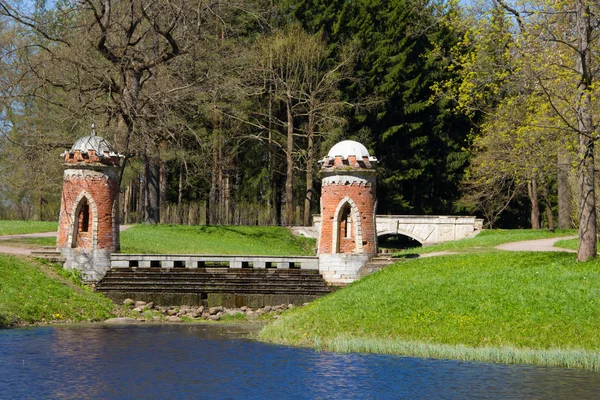 Bahar güneşli Catherine Park. Pushkin, Leningrad bölgesinde