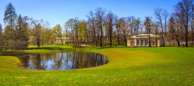 Bahar güneşli Catherine Park. Pushkin, Leningrad bölgesinde