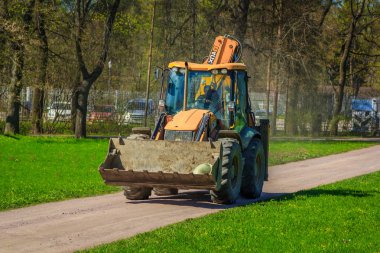 Traktör yolda parkmay 2018, Puşkin, Catherine Park şehir sürmek.