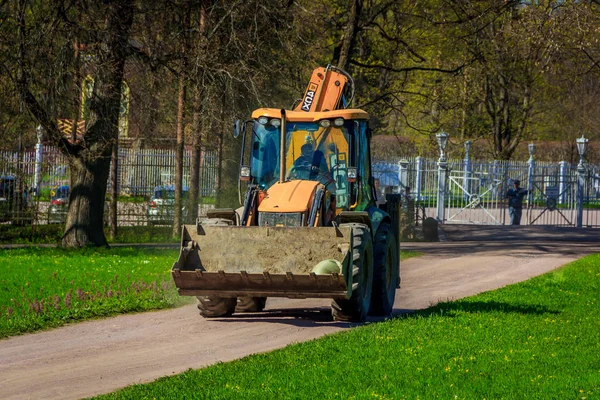 Traktör yolda parkmay 2018, Puşkin, Catherine Park şehir sürmek.