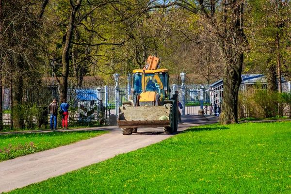 拖拉机乘坐在道路上的 Parkmay 2018 普希金市 凯瑟琳公园 — 图库照片