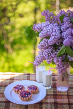 Bir bardak süt, kek ve bir buket