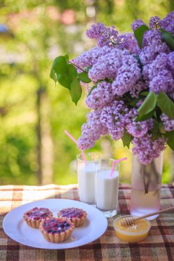 Bir bardak süt, kek ve bir buket