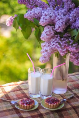 Bir bardak süt, kek ve bir buket