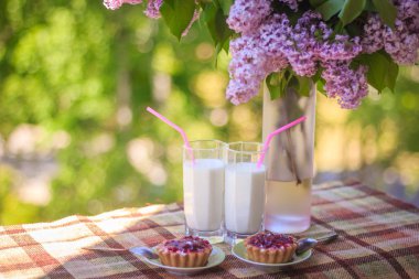 Bir bardak süt, kek ve bir buket