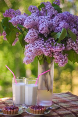 Bir bardak süt, kek ve bir buket