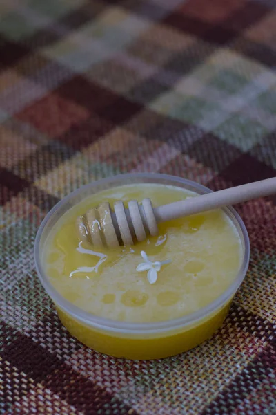 蜂蜜と蜂蜜のスプーン — ストック写真