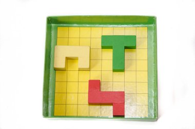 Beyaz bir arka plan üzerinde çocuk bulmaca