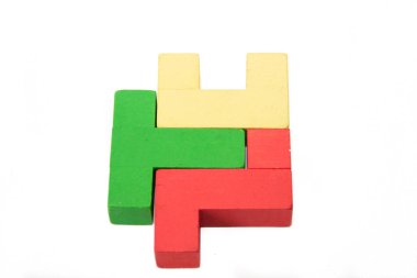 Beyaz bir arka plan üzerinde çocuk bulmaca