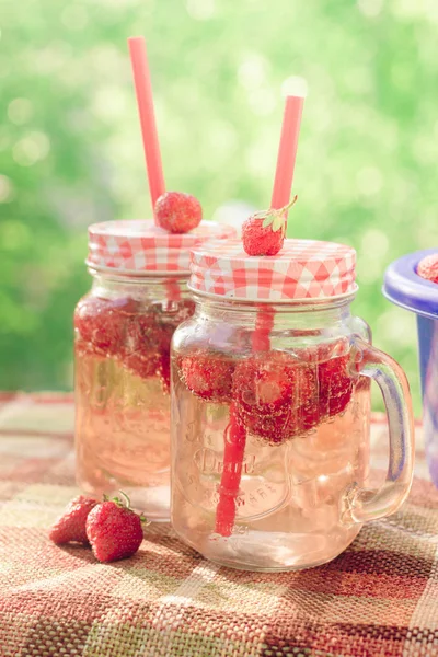 Zelfgemaakte Aardbeien Limonade Glazen — Stockfoto