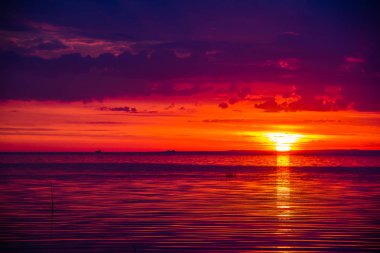 Deniz kenarında bir olağandışı güzel ateş gün batımı. Sunset Bulvarında Körfez.