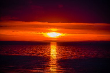 Deniz kenarında bir olağandışı güzel ateş gün batımı. Sunset Bulvarında Körfez.