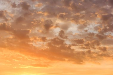 Yaz parlak günbatımı alanında