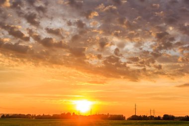 Yaz parlak günbatımı alanında