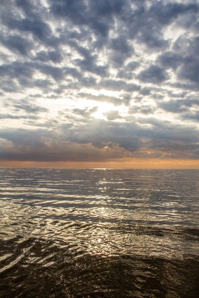 Noite Golfo Raios Sol Atravessam Nuvens Pôr Sol Invulgarmente Belo — Fotografia de Stock