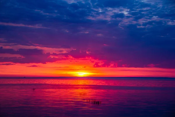 Een Ongewoon Schitterende Brand Zonsondergang Aan Zee Zonsondergang Golf — Stockfoto