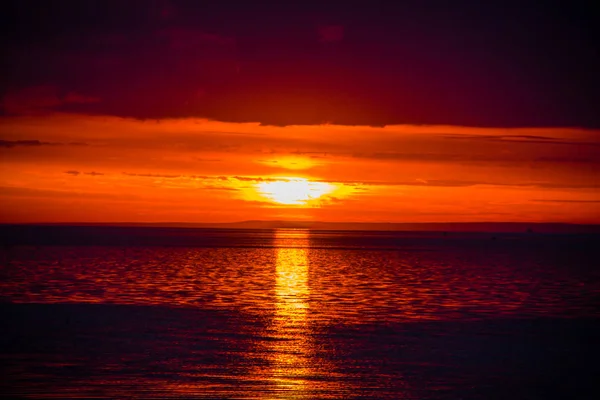 Μια Ασυνήθιστα Όμορφη Φωτιά Ηλιοβασίλεμα Δίπλα Στη Θάλασσα Ηλιοβασίλεμα Στον — Φωτογραφία Αρχείου
