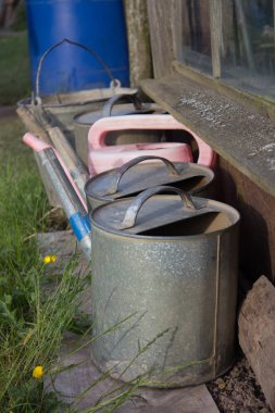Sulama kutuları üst üste hazır. Çiçekler için sulama olabilir