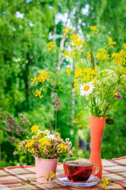 Fincan çay ve kır çiçekleri