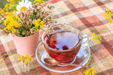 Fincan çay ve kır çiçekleri