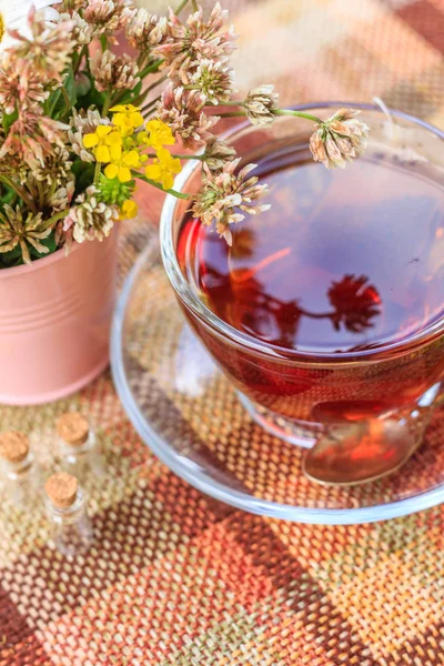 Copo Com Chá Flores Silvestres — Fotografia de Stock