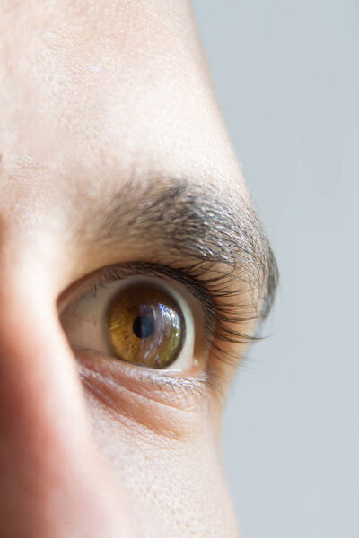 Коричневые глаза молодого парня
