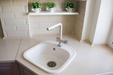 Seramik lavabo mutfakta inşa