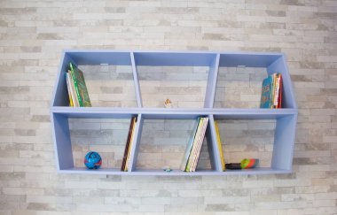Bookschildren'ın kitaplar farklı yazarlar, St. Petersburg, Haziran 2018 raf için mavi raf