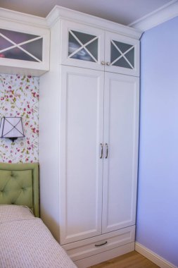 Büyük parlak yatak odası. Yatak ve dolap