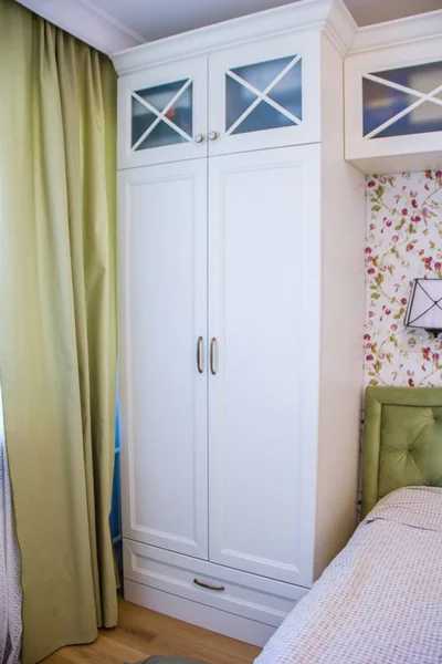 Large Bright Bedroom Bed Wardrobe — Stock Photo, Image