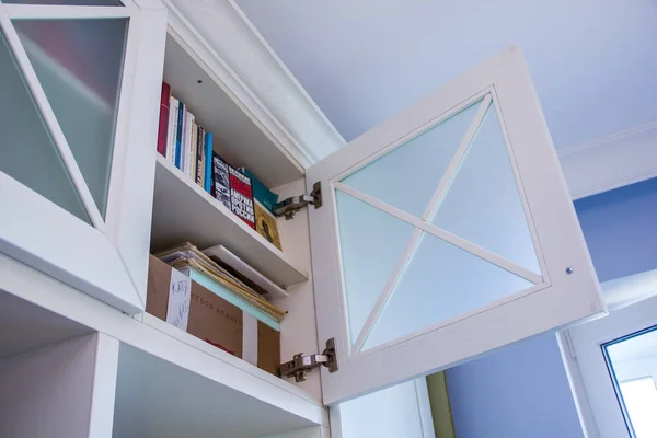 Большой Белый Шкаф Спальне Книгами — стоковое фото