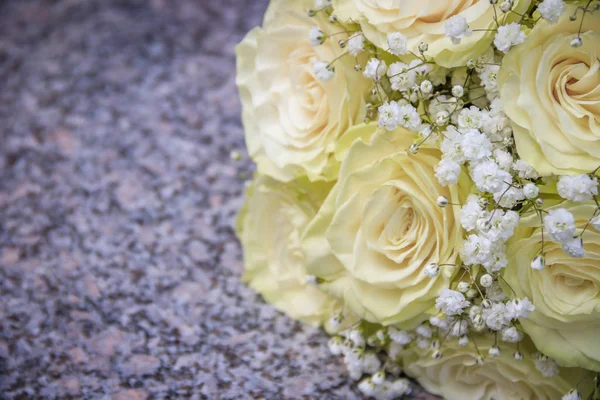 ブライダル ブーケ。花嫁のブーケ。白いバラの花束 — ストック写真