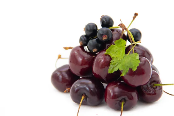 Kirschen Und Johannisbeeren Auf Weißem Hintergrund Beeren Auf Weißem Hintergrund — Stockfoto