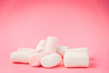 Zephyr hatmi yavaşça pembe bir arka plan üzerinde. Şeker pembe bir arka plan üzerinde.