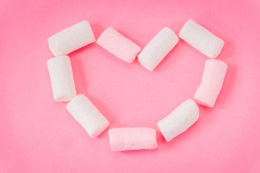 Zephyr hatmi yavaşça pembe bir arka plan üzerinde. Şeker pembe bir arka plan üzerinde.