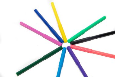 Beyaz bir arka plan üzerinde renk işaretleyicilerini. Hobi ve sanat.
