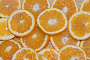 Beyaz arka plan üzerinde izole edilmiş bir tahta üzerinde dilimlenmiş turuncu. Tahtadaki meyveler. Beyaz arka planda meyveler. Meyve kesmek. Dilimlenmiş meyve