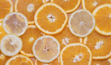 Beyaz arka plan üzerinde izole bir tahta üzerinde dilimlenmiş portakal ve limon. Tahtadaki meyveler. Beyaz arka planda meyveler. Meyve kesmek. Dilimlenmiş meyve