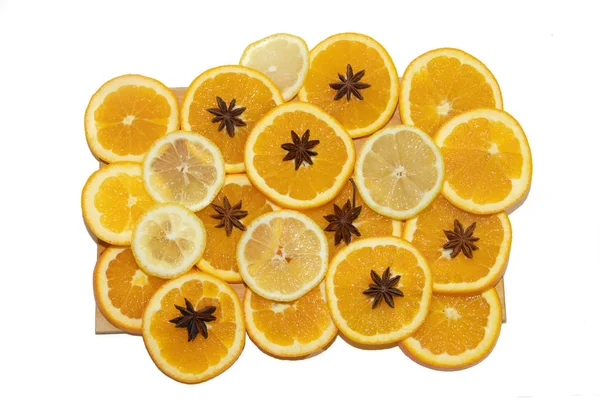 Orangen Und Zitronenscheiben Auf Einem Brett Isoliert Auf Weißem Hintergrund — Stockfoto