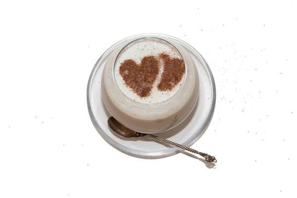 コーヒーにミルクと白地にシナモンのパターン 白い背景にカプチーノ 聖バレンタインの日 — ストック写真